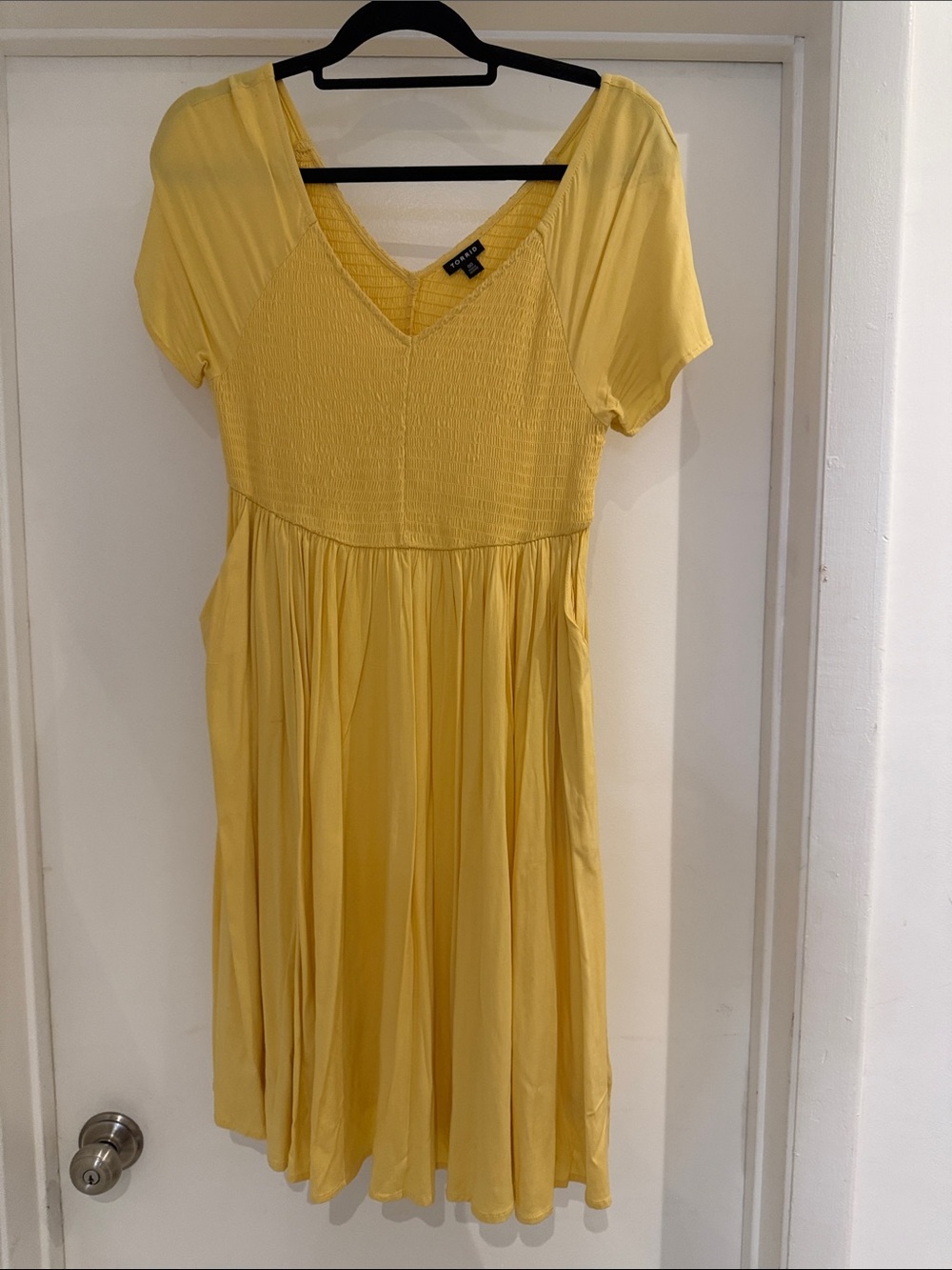 Torrid Women’s Yellow V-Neck Short Sleeve Smocked Waist Dress. Never worn